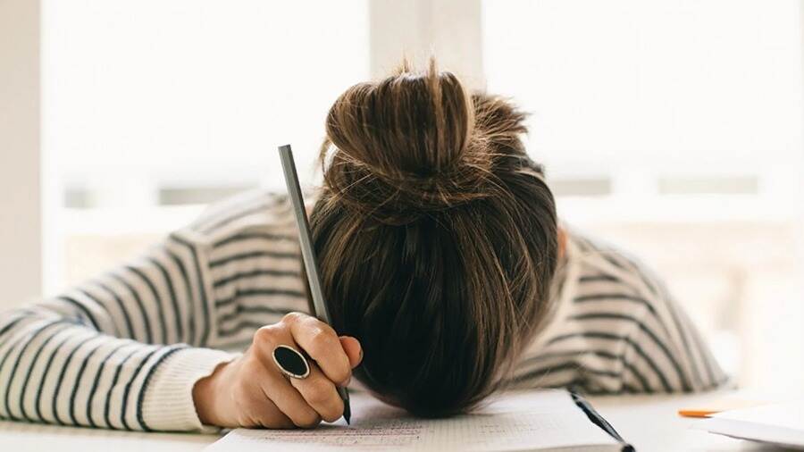 朋友在英國(guó)留學(xué)被開(kāi)除不能畢業(yè)怎么辦